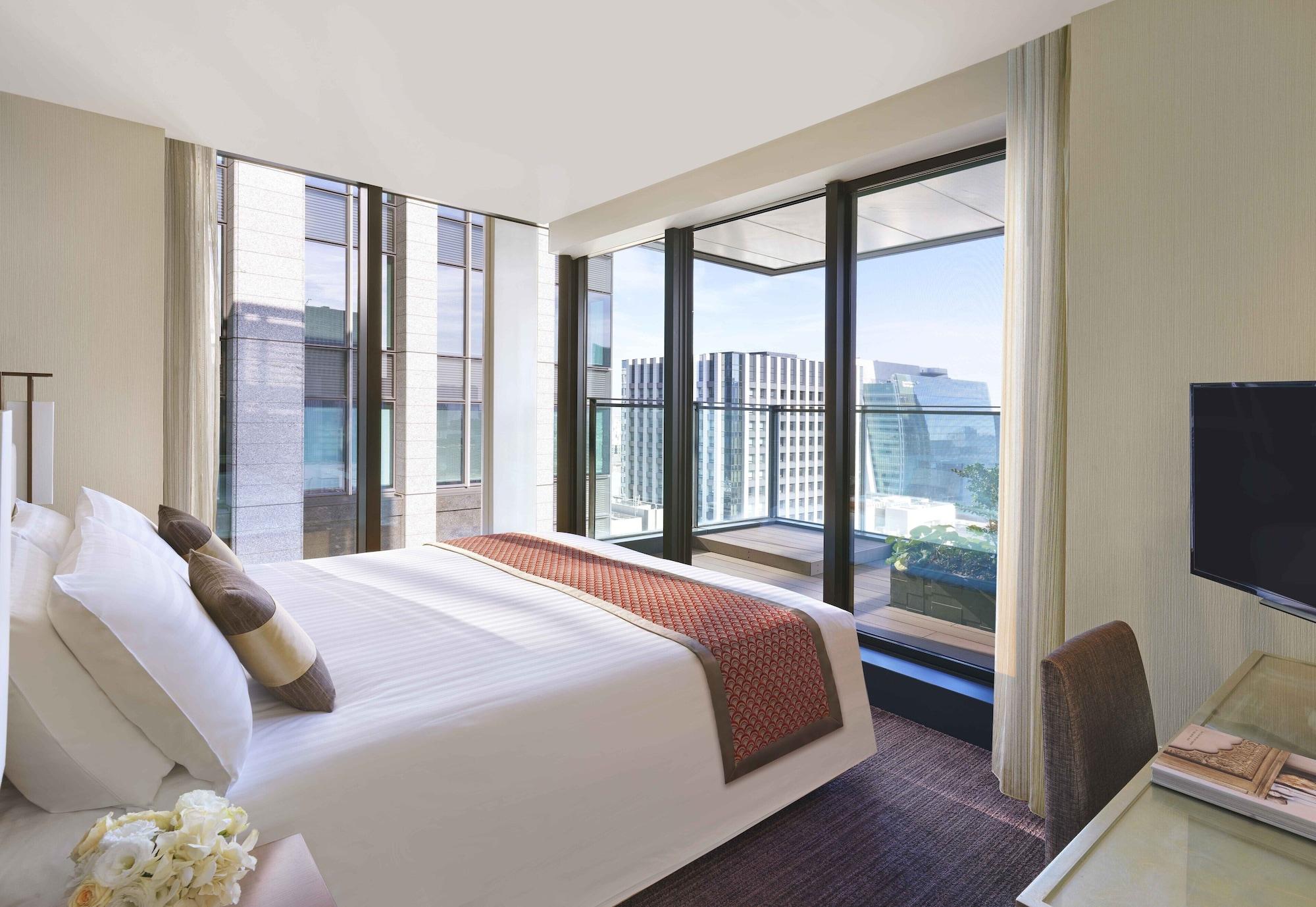 Hotel Oakwood Premier Tokio Zewnętrze zdjęcie A bedroom at The Ritz-Carlton, Hong Kong