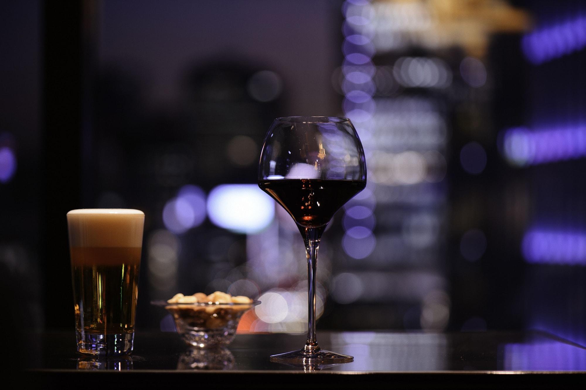 Hotel Oakwood Premier Tokio Zewnętrze zdjęcie A glass of red wine