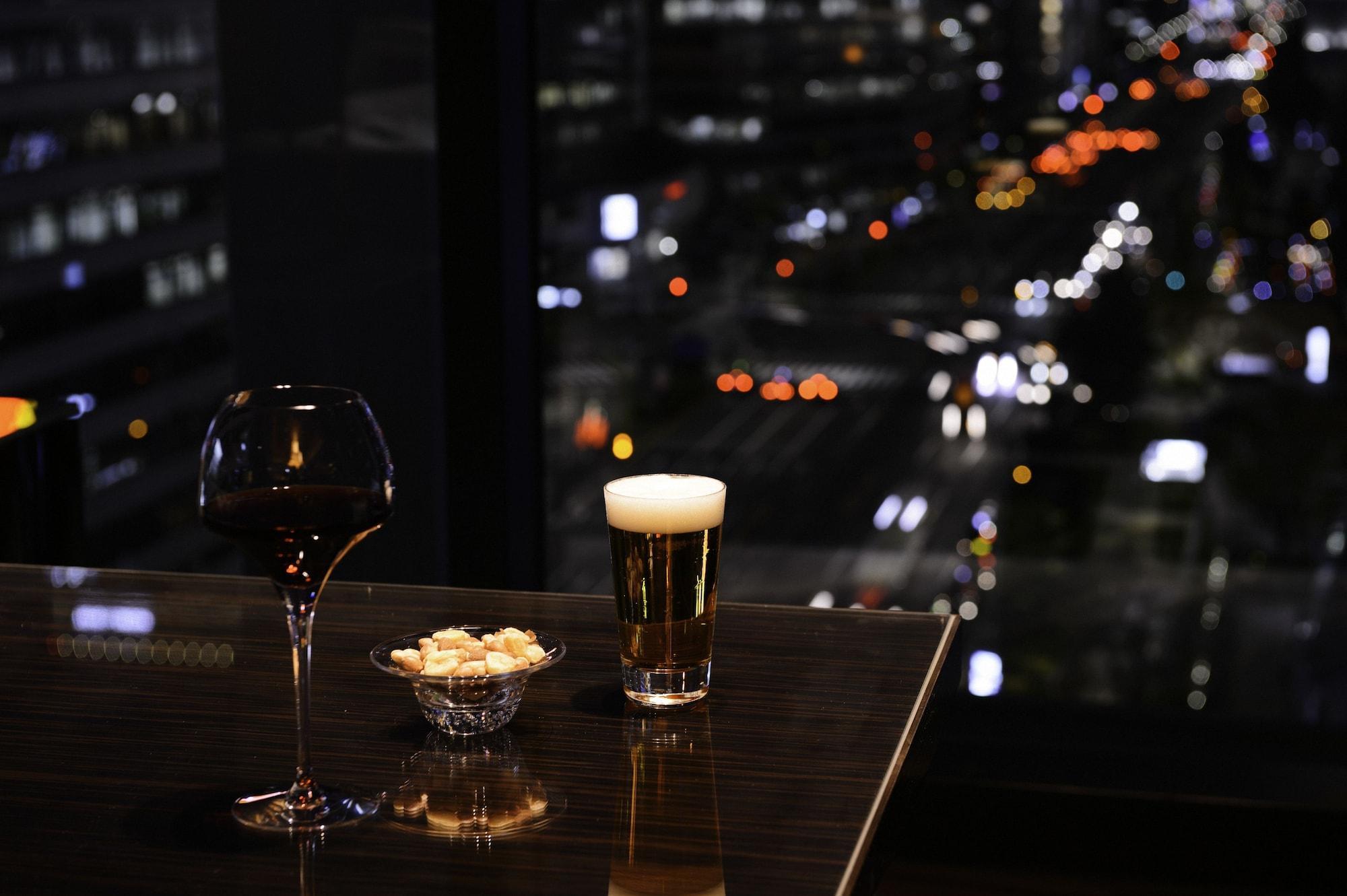 Hotel Oakwood Premier Tokio Zewnętrze zdjęcie A glass of beer and a glass of wine