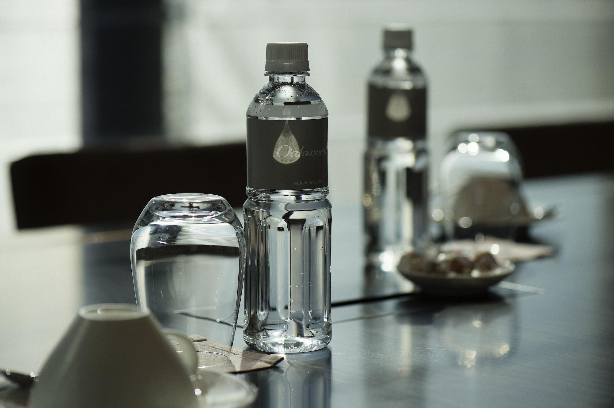 Hotel Oakwood Premier Tokio Zewnętrze zdjęcie A bottle of water