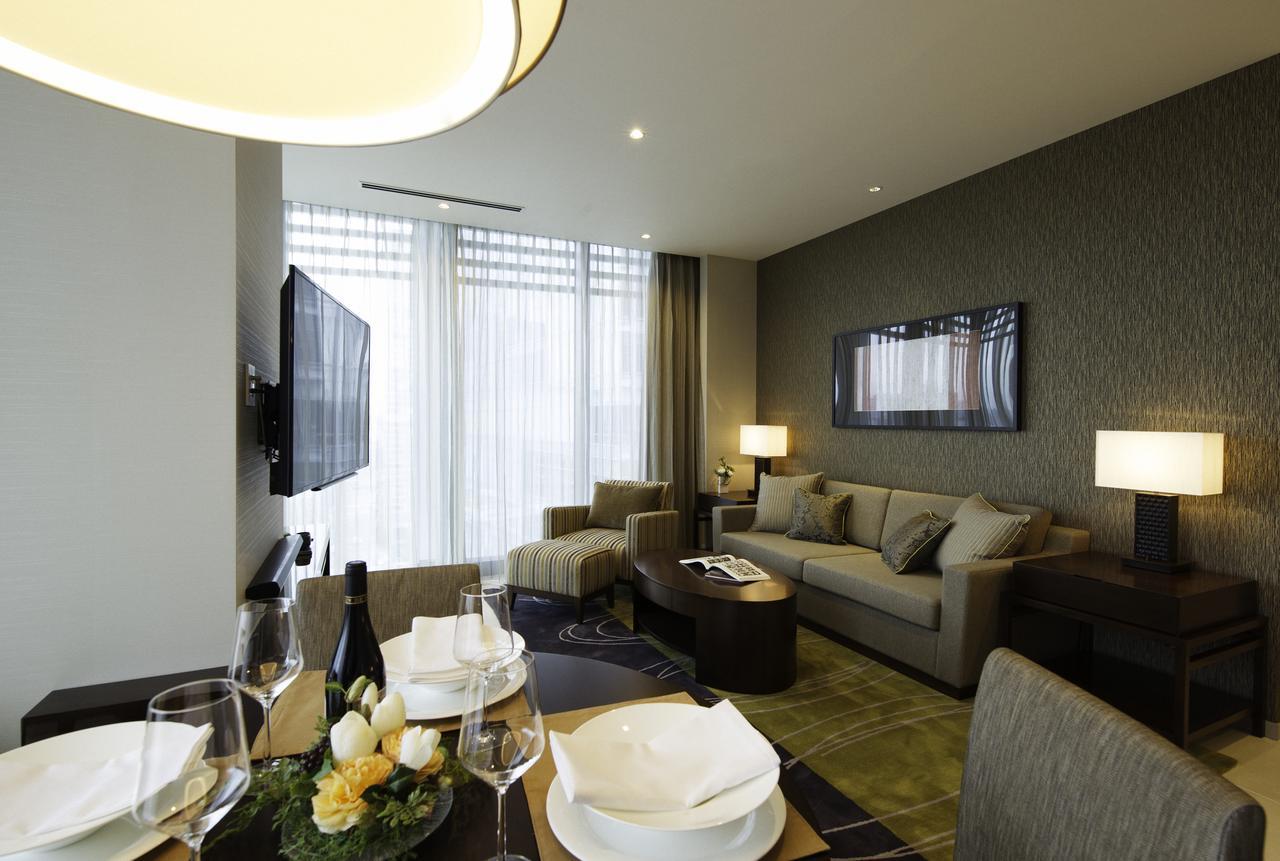 Hotel Oakwood Premier Tokio Zewnętrze zdjęcie A living room in a suite at the hotel